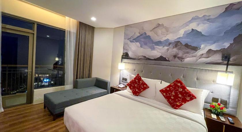Image of Deluxe Lake View King Room 1