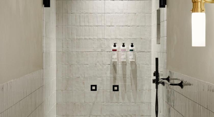 Image of Deluxe Suite with Bathtub 6