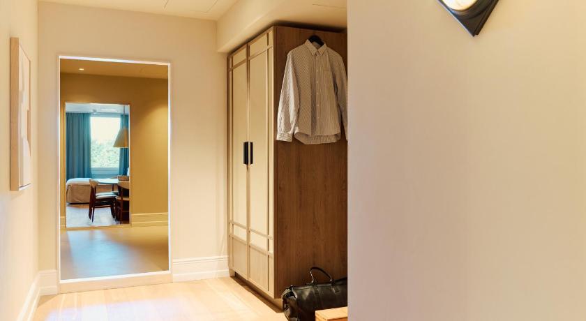 Image of Deluxe Suite with Bathtub 4