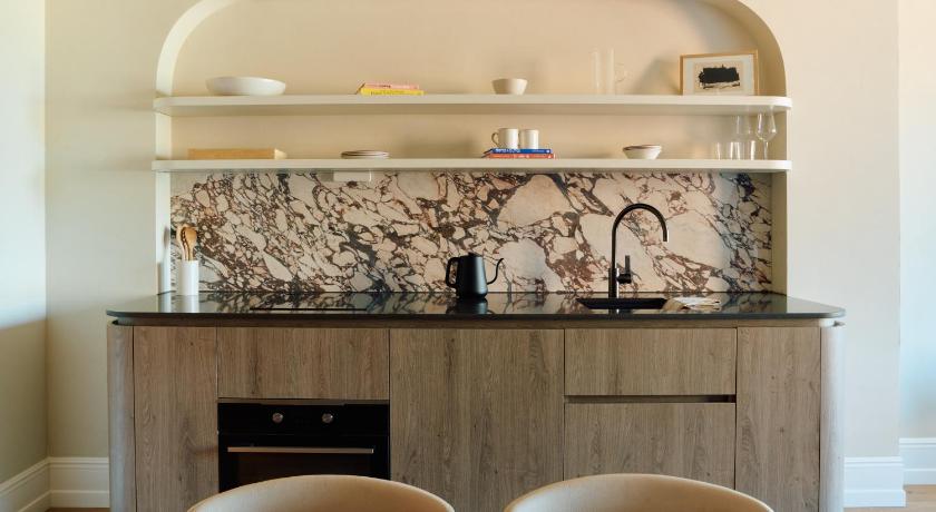 Image of Deluxe Suite with Bathtub 5