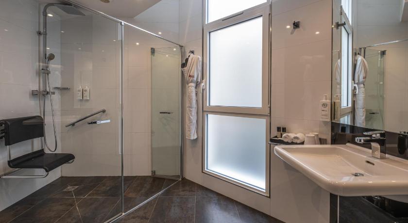 Image of Standard triple accessible 2