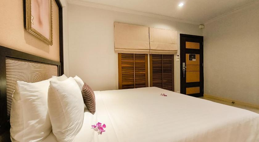 Image of Deluxe Room 8