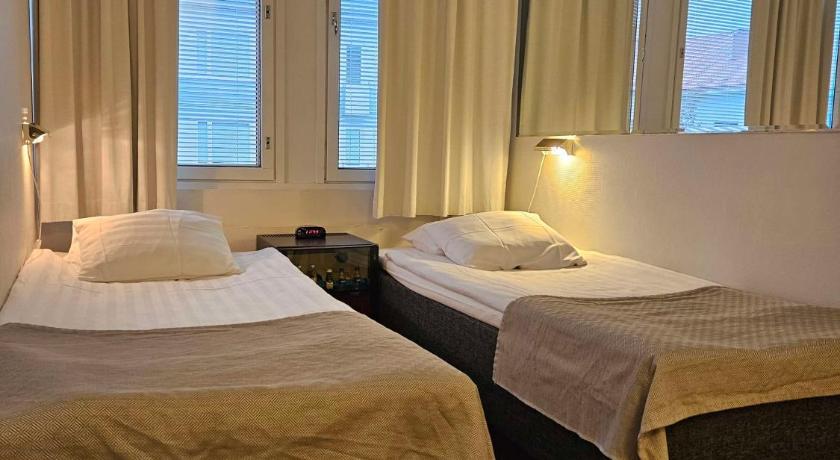 Image of 2 Single Bedsmy, 14 Square Meters, Small Bathroom With Shower, Nonsmoking 7