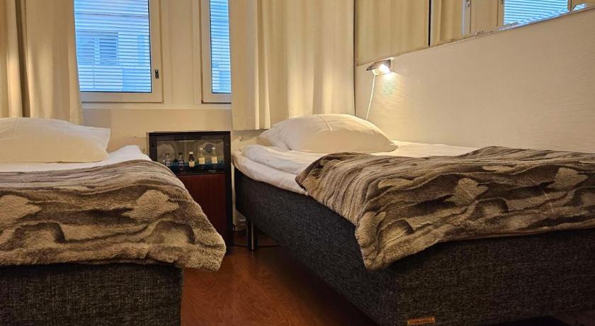 Image of 2 Single Bedsmy, 14 Square Meters, Small Bathroom With Shower, Nonsmoking 9