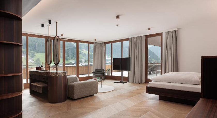 Image of Deluxe Suite with Spa Bath 0