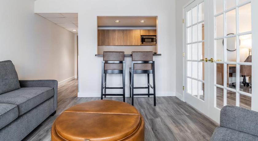 Image of King Suite with Kitchenette and Sofa Bed 12