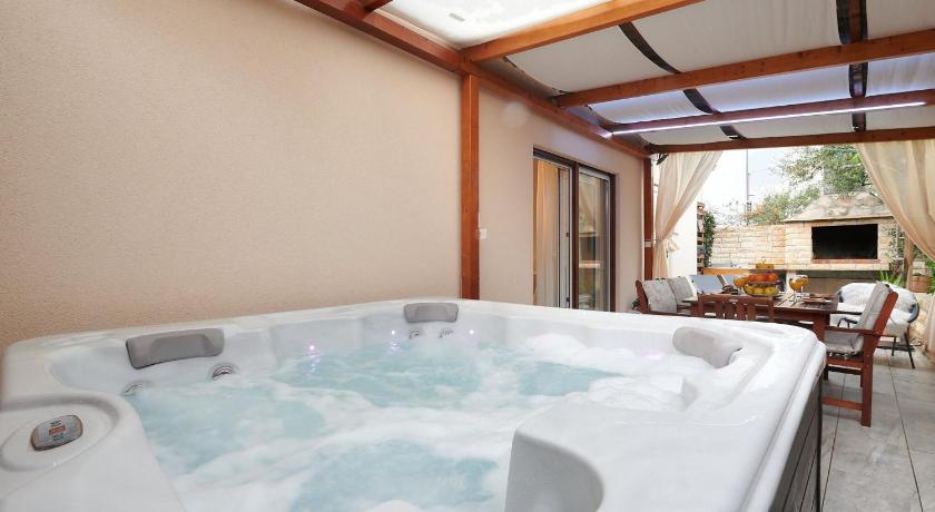 Apartment Boris ST - Two Bedroom Apartment with Terrace and Jacuzzi - image 18