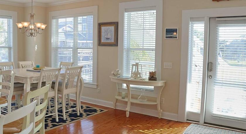 Carolina Beach Stay Salty Villa with views of canal and short walk to beach 5-Star Accommodation restaurant