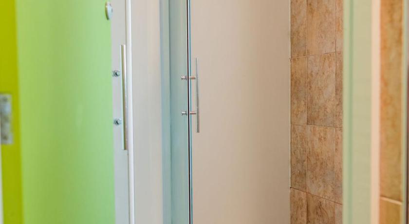 รูปของห้องพัก เตียงแฝด ห้องน้ำรวม (Twin Shared Bathroom) 13