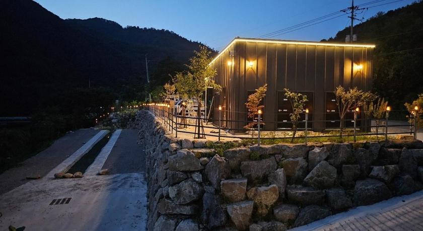 가평 계곡에풍덩 펜션 캠핑장 (Gyegokae Poongdung Pension Camping) 3성급 게스트하우스 수영장