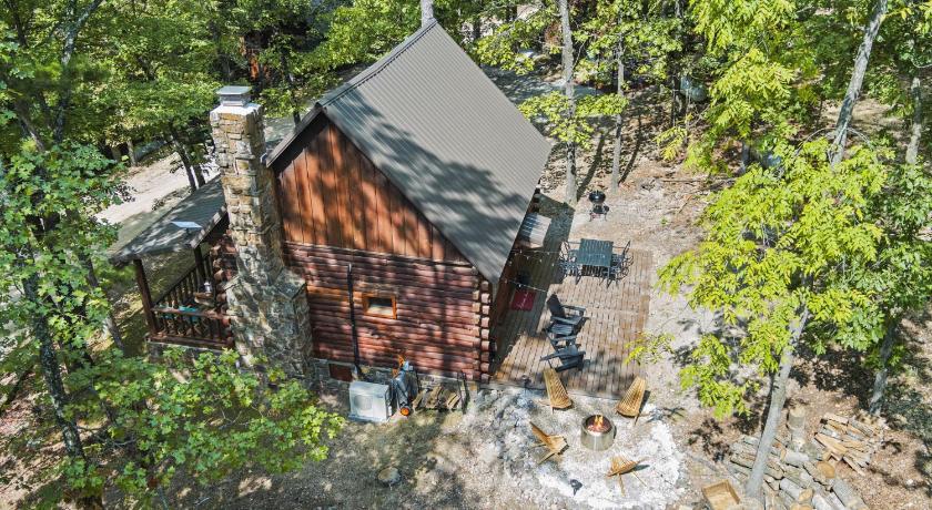 Eureka Springs Camp Allswell - Cozy Loft Cabin Getaway - Fireplace 4-Star Accommodation restaurant