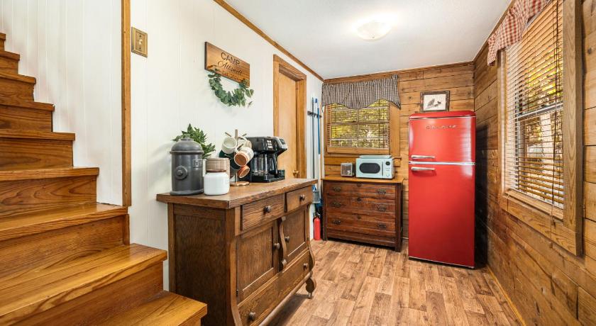 Eureka Springs Camp Allswell - Cozy Loft Cabin Getaway - Fireplace 4-Star Accommodation room