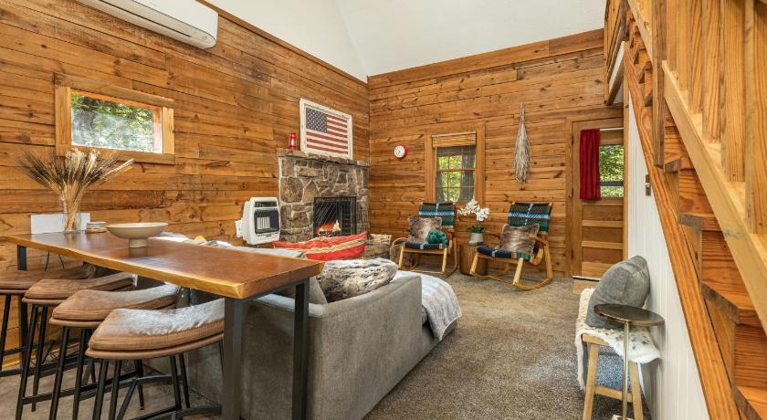 Eureka Springs Camp Allswell - Cozy Loft Cabin Getaway - Fireplace 4-Star Accommodation exterior