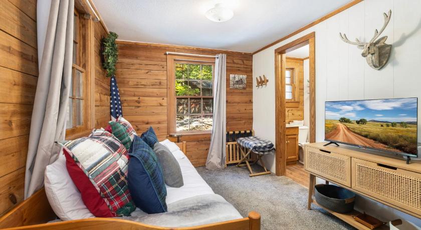 Eureka Springs Camp Allswell - Cozy Loft Cabin Getaway - Fireplace 4-Star Accommodation suite