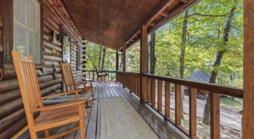 Eureka Springs Camp Allswell - Cozy Loft Cabin Getaway - Fireplace 4-Star Accommodation lobby