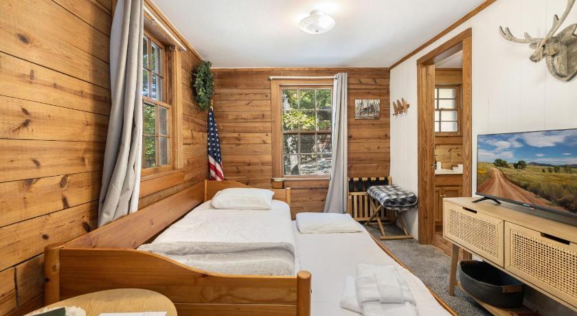 Eureka Springs Camp Allswell - Cozy Loft Cabin Getaway - Fireplace 4-Star Accommodation view