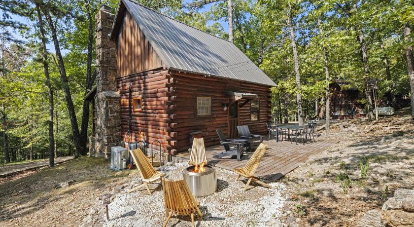 Eureka Springs Camp Allswell - Cozy Loft Cabin Getaway - Fireplace 4-Star Accommodation lobby