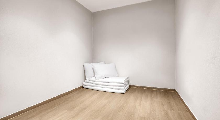 Image of Kensington Deluxe (Clean Room) 8