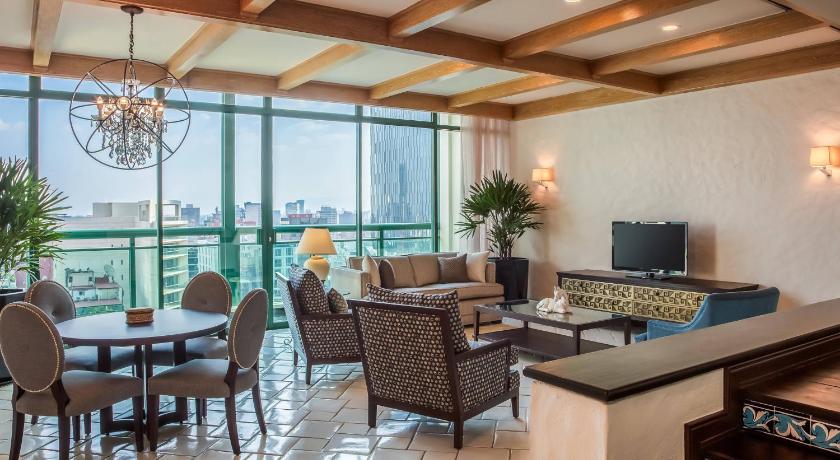 Image of Suite en el ático de 1 dormitorio y 1 cama extragrande - Club Level (Penthouse, Club level, 1 Bedroom Penthouse Suite, 1 King) 6
