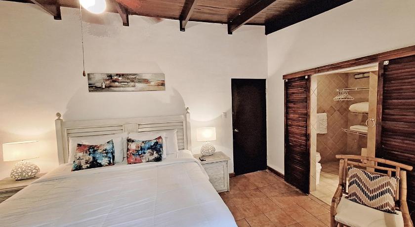 Image of Superior Room w/Patio 4