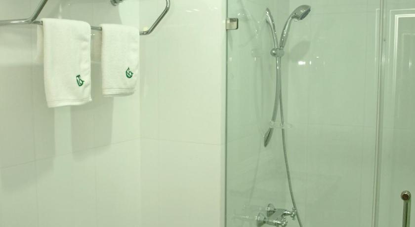 Image of Deluxe 1 King Garden View 7