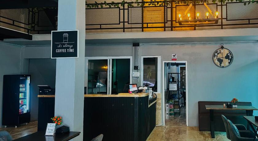 パタヤ Friends Station Tukkom Hostel & Cafe 5つ星 ホテル 外観