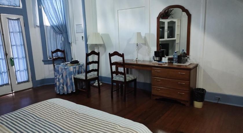 Deluxe Colonial Room - 2 Double Beds (Verandah Access) attēls 7