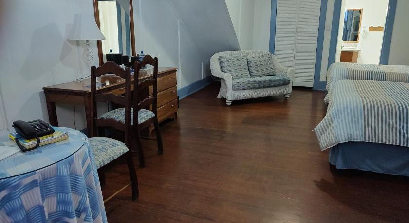 Deluxe Colonial Room - 2 Double Beds (Verandah Access) attēls 5