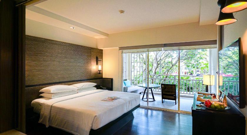 Image of 1 King Bed with Club Access 1