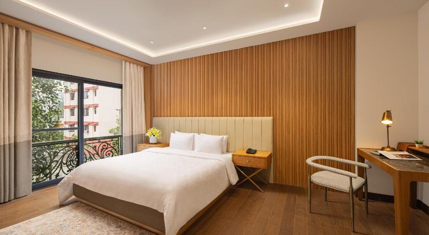 Luxe Queen Room