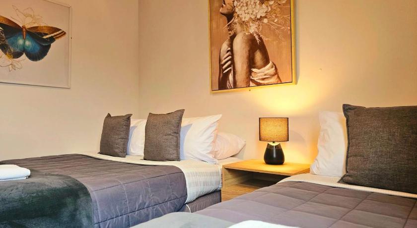 Image of Triple Room with Bathroom 9