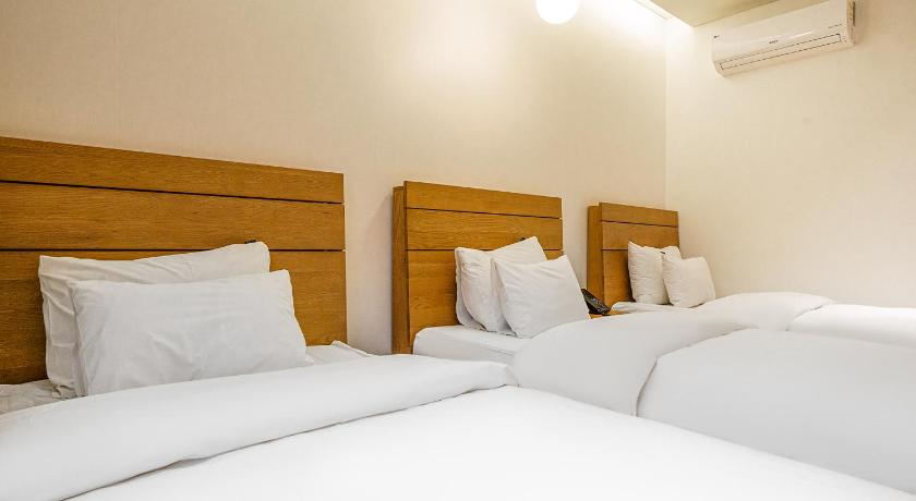 Image of Main Building Deluxe Triple Room 11