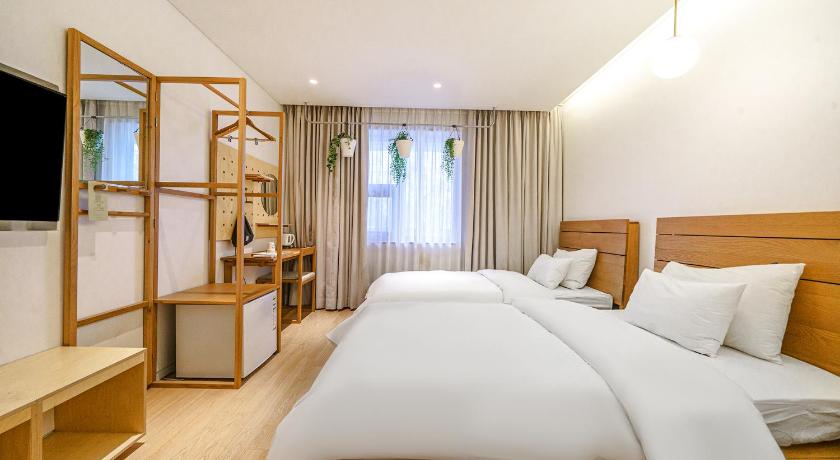 Image of Main Building Deluxe Triple Room 1