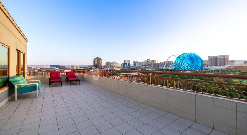 Image of 2 ROOM SUITE - LARGE BALCONY- 1 KING BED 5