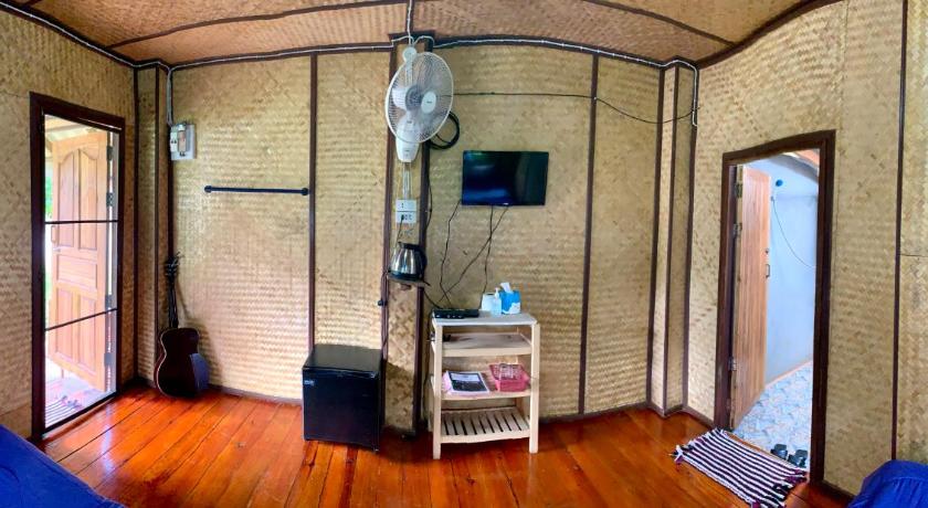 Chom Thong บ้านพักเคียงนา 2-Star Hotel pool