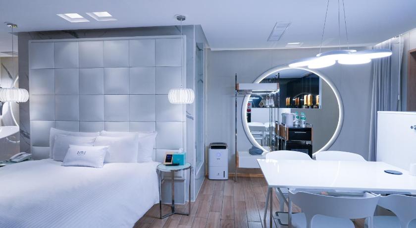 Image of Deluxe Family Room with Bunk Bed and 100 inch Flat-screen TV 0