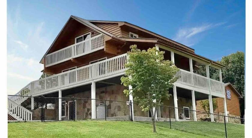 Heartwood Lavish Cottage in the Smoky Mountains