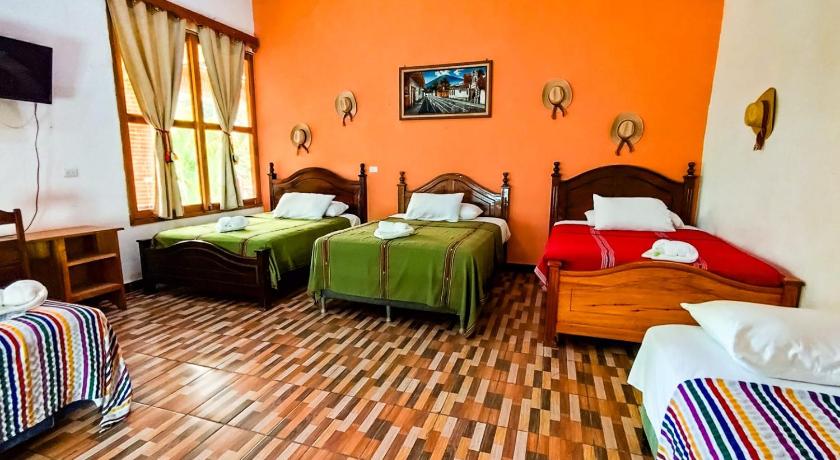 Imagen de Habitación Familiar con baño privado (Family Room with Private Bathroom) 0