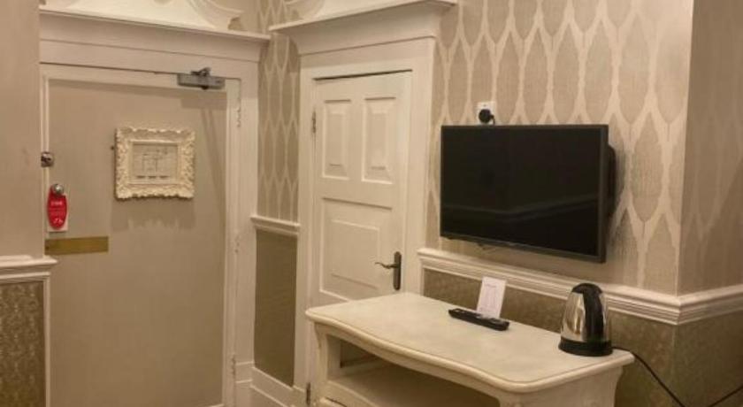 Image of Junior Suite with Spa Bath 7
