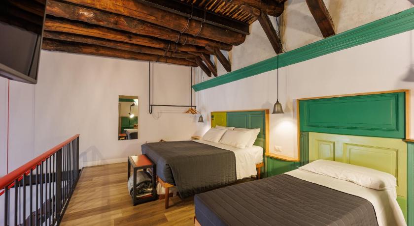 Image of Deluxe Family Suite 11