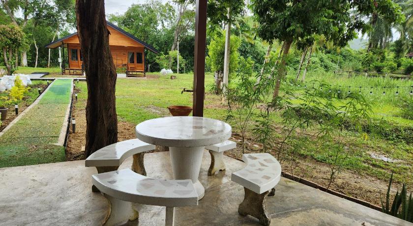 Kanchanaburi Hindad Nature Resort 4-Star Guesthouse lobby