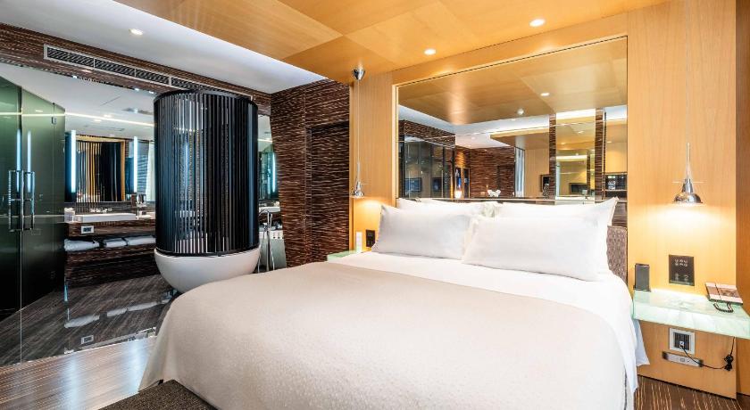 Image of Deluxe Suite Harbor View 0