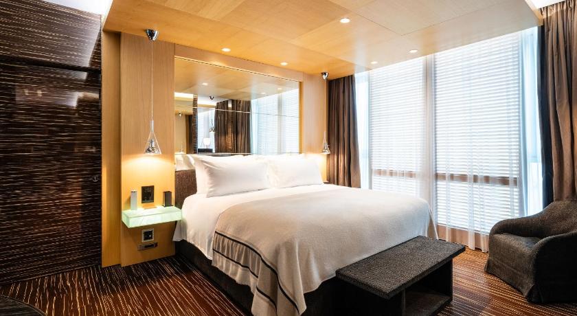 Image of Deluxe Suite Harbor View 1