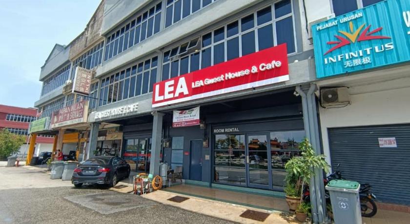 Swing & Pillows - Lea Guest House & Cafe Port Dickson - image 7