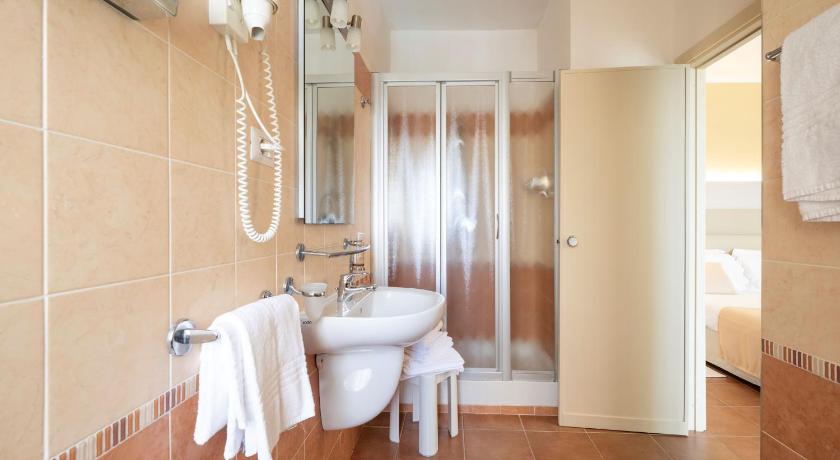 Image of Quadruple Room with Sea or Pool View 2