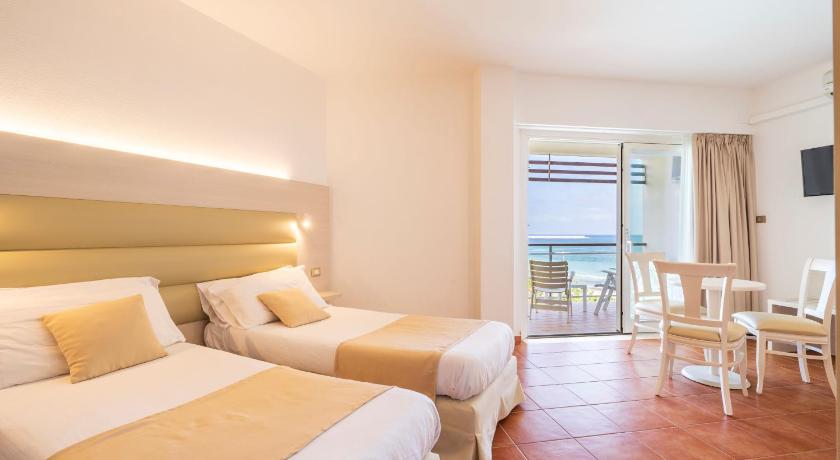 Image of Quadruple Room with Sea or Pool View 7