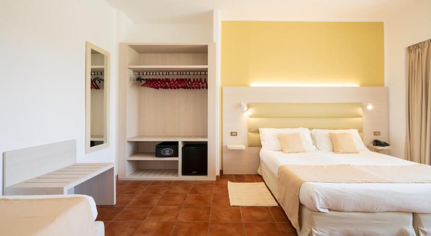Image of Triple Room with Sea or Pool View 7
