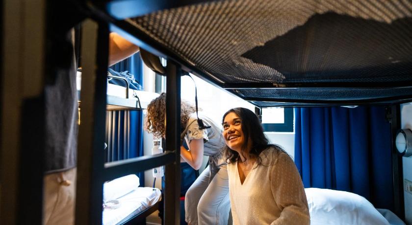 Image of Six people room 0