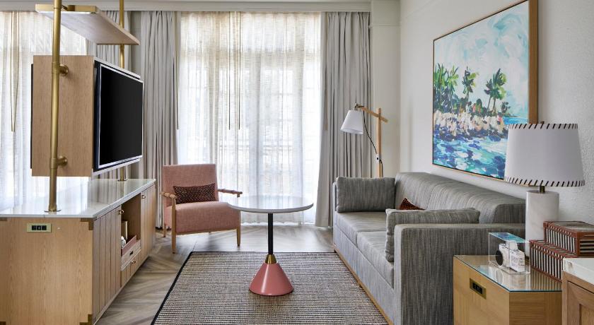 Duval Suite, 1 Bedroom Suite, 1 King, Sofa bed, Duval Street view, Balcony (Duval Suite, 1 Bedroom Suite, 1 King, Sofa Bed, Duval Street View, Balcony) attēls 3