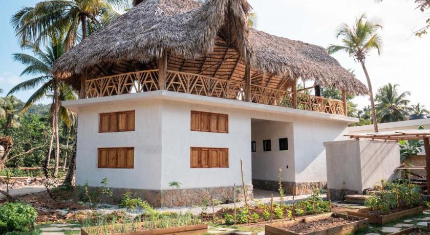Leisy's Garden Cabins & Dorm